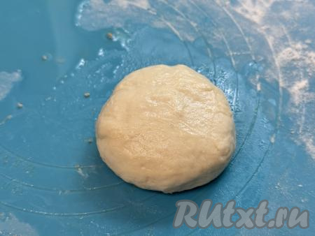 Постепенно сформировать все 8 пирожков с мясом, выкладывая их на рабочую поверхность швом вниз.