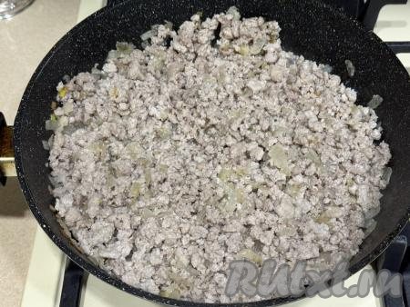 Жарить фарш с луком в течение 15-20 минут (до готовности мяса), достаточно часто разбивая комочки мяса. За несколько минут до окончания жарки посолить фарш по вкусу, перемешать. Сковороду с полностью готовым фаршем снять с огня. Дать мясу остыть и начинка для жареных пирожков готова.
