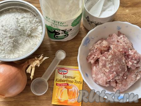 Подготовить продукты для приготовления жареных пирожков с мясом на кефире на сковороде. Кефир для замешивания теста можно взять любой жирности (я купила жирностью 3,2%). В качестве начинки можно взять фарш из любого мяса. Фарш можно приготовить в домашних условиях, прокрутив кусочки мяса (у меня - свинина), через мясорубку. Можно использовать и покупной фарш.&nbsp;