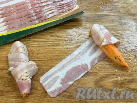 Я использовала сырокопчёный бекон, уже нарезанный на тонкие полоски. Если вы купили бекон одним куском, тогда нарежьте его острым ножом на достаточно тонкие полоски. Обернуть каждый брусочек батата в полоску бекона. В итоге у мня получились 8 брусочков батата, завёрнутых в бекон.