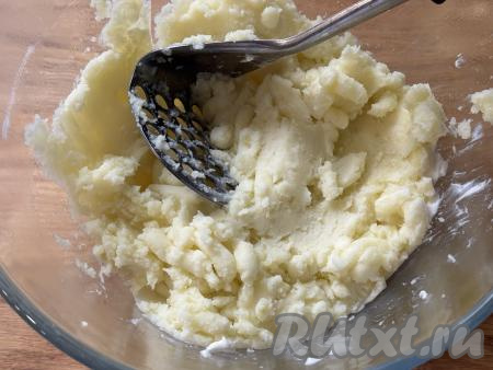 Размять толкушкой картошку со сметаной, попробовать на соль и, если нужно, подсолить. Картофельная начинка для калиток готова.