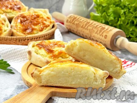 Готовую выпечку достать из духовки, дать слегка остыть и подать к столу. В этих калитках отлично сочетается тонкое тесто, замешанное на кефире и пшеничной муке, и нежная начинка из картошки. Вкусно и сытно, попробуйте!
