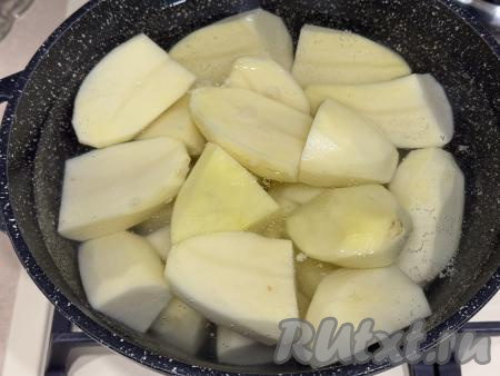 Заранее отварить картофель для начинки. Для этого очищенную картошку нужно выложить в кастрюлю. При желании крупный картофель можно нарезать на части. Залить картошку полностью водой, поставить кастрюлю на сильный огонь. Дать воде с картофелем закипеть,&nbsp;посолить,&nbsp;уменьшить огонь. Отварить картошку до готовности (на варку потребуется минут 20-25, готовые картошины будут легко прокалываться вилкой).
