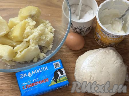 Сварившуюся картошку без жидкости, в которой она варилась, переложить в глубокую миску, дать немного остыть. Сметану для начинки можно использовать любой жирности (я купила жирностью 20%).