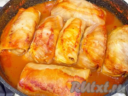 Поставить сковороду с голубцами на огонь. Как только томатный соус закипит, убавить огонь до минимума, накрыть сковороду крышкой. Тушить голубцы 35-40 минут.