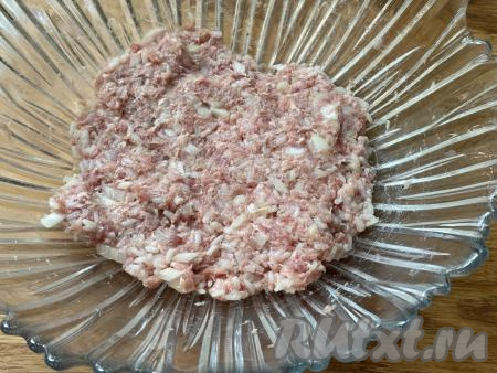 Хорошо перемешать фарш и начинка для голубцов готова.&nbsp;