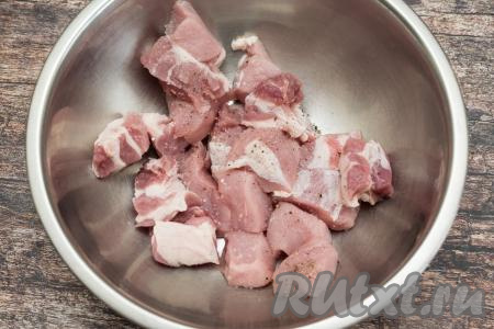 Мякоть свинины промыть водой, обсушить и нарезать на кусочки шириной примерно 2-3 сантиметра. Посолить и поперчить мясо по вкусу со всех сторон.