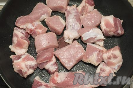 На сковороде хорошо разогреть растительное масло, затем выложить кусочки свинины.