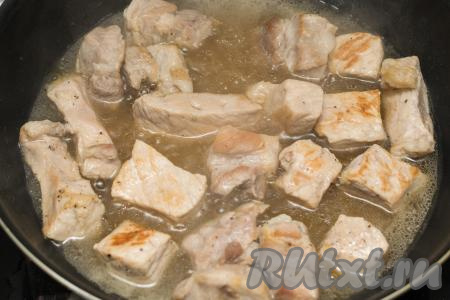 По прошествии 30-40 минут с начала тушения проколоть кусочки свинины ножом или вилкой, если прокалываются легко, значит мясо готово. У меня мясо было полностью готово по прошествии 40 минут, оно стало нежным, мягким.
