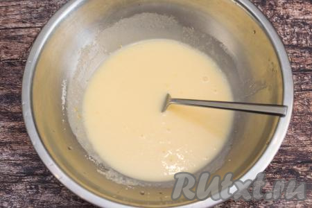 Перемешать заливку до однородности при помощи вилки (или венчика).