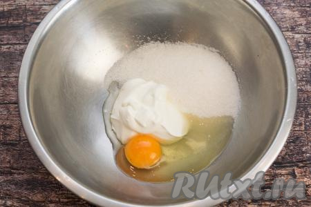 Теперь приготовим сметанную заливку для песочного пирога с жимолостью. Для этого в отдельной миске нужно соединить сахар, яйцо и сметану.