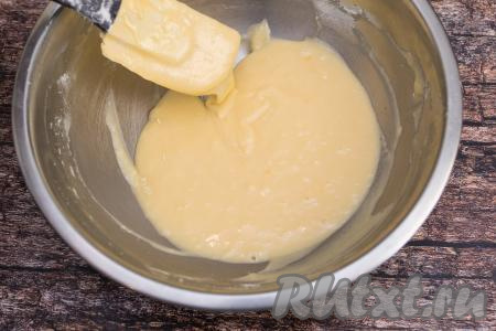 Итоговая консистенция заливки должна напоминать густой кефир, она будет широкой лентой стекать с лопатки. Для получения заливки нужной густоты я добавила в общей сложности 60 грамм муки, но количество муки, которое придётся добавить, зависит и от сметаны, и от размера яйца, и от качества муки, поэтому ориентируйтесь на густоту заливки, а не на количеством муки, указанное в ингредиентах.