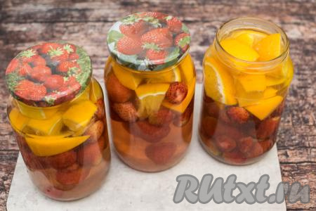 Вскипятить 2 литра воды. Разлить кипяток по банкам с клубникой и апельсинами, заполняя баночки до самого верха. Прикрыть банки крышками и оставить постоять при комнатной температуре 20 минут.