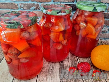 Перевернуть банки с клубнично-апельсиновым компотом вверх дном, укутать со всех сторон в одеяло и оставить в таком виде до полного остывания.