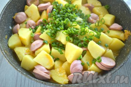 При желании готовое блюдо можно посыпать мелко нарезанной зеленью (у меня - зелёный лук), перемешиваем, убираем с огня.