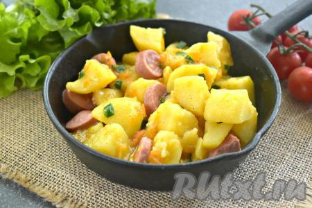 Готовому вкусному, сытному блюду даём настояться под крышкой&nbsp;минут 10, а затем нежную тушёную картошку вместе с аппетитными сосисками раскладываем со сковороды по тарелкам и в горячем виде подаём к столу.&nbsp;&nbsp;
