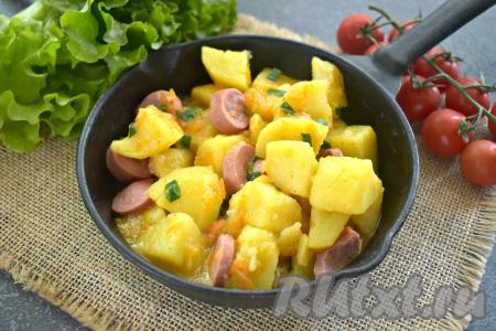 Картошка, тушёная с сосисками на сковороде