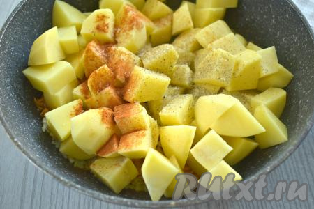 Очищенный картофель нарезаем на средние кубики, добавляем в сковороду с обжаренными овощами, сразу солим, приправляем любимыми специями (у меня - чёрный молотый перец и паприка).