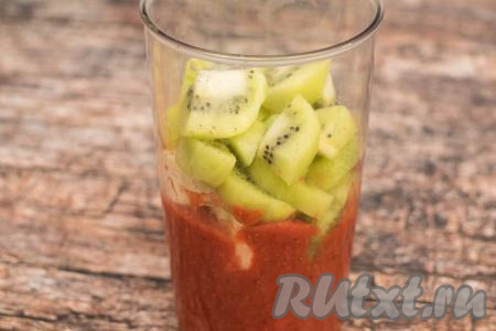 Выложить кусочки киви поверх банана.