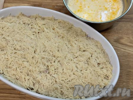 Затем равномерно распределить оставшуюся вермишель.&nbsp;