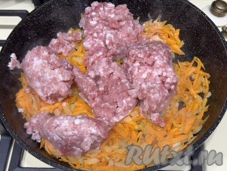 В сковороду с обжаренными овощами выложить фарш.