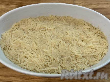 Жаропрочную форму (я взяла форму для запекания размером 30 сантиметров на 18 сантиметров) смазать растительным маслом, равномерно выложить половину вермишели, разровнять.&nbsp;
