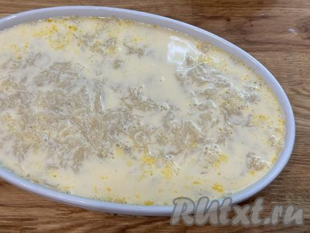 Равномерно влить молочно-яичную заливку в форму с будущей запеканкой.&nbsp;