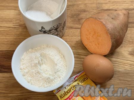 Подготовить продукты для приготовления венских вафель из батата в вафельнице.