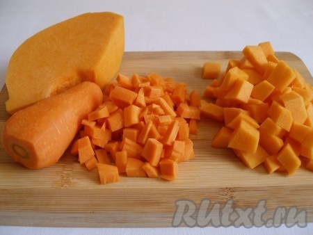 Тыкву и морковь очистить, вымыть и нарезать небольшими кубиками. Для приготовления этого супа потребуется 300 грамм очищенной тыквы.
