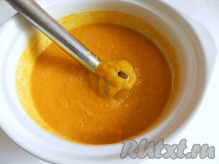 Когда морковка с тыквой станут мягкими, измельчить суп погружным блендером в однородное пюре.
