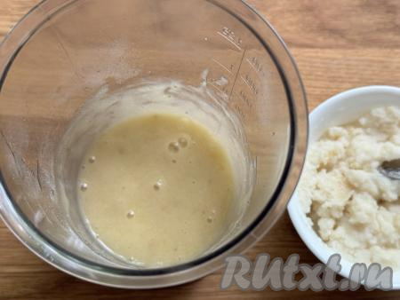 Банан с сахаром пробить погружным блендером до получения однородного бананового пюре.