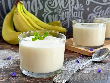 Вкусное, нежное застывшее желе из молока и банана подать к столу.
