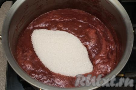 В кастрюлю с клубничным джемом, проварившимся с момента закипания 30 минут, всыпать примерно половину сахара (то есть 400 грамм). Увеличить огонь до среднего.