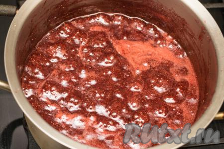 Тщательно убрать пену с поверхности джема. Варить на небольшом огне ещё 10 минут, не забывая перемешивать, чтобы джем из клубники не подгорел на дне кастрюли и снимая пену по мере необходимости.