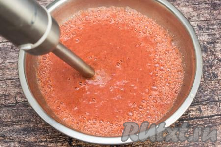 Пробить ягоды и фрукты погружным блендером до однородности.