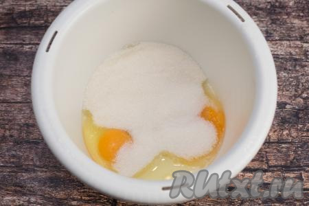 В чашу миксера (или в любую другую достаточно объёмную ёмкость) вбить сырые яйца, всыпать сахар.