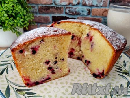А вот как нежный, вкусный творожный кекс выглядит в разрезе, в нём прекрасно сочетаются пористый, немного влажноватый мякиш и яркие вкрапления жимолости. Замечательная выпечка к чаю, обязательно приготовьте для себя и своих близких!