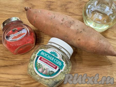Подготовить продукты для приготовления батата фри в аэрогриле. Специи можете выбирать на свой вкус, я взяла пряную соль и молотую паприку.