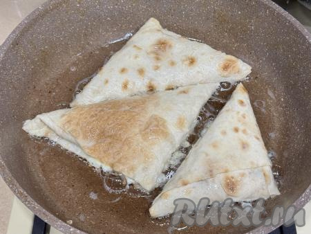 В сковороду влить растительное масло, хорошо его разогреть. Выложить хачапури на сковороду в один слой (у меня поместились 3 хачапури).