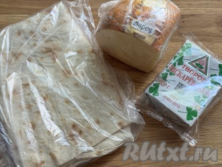 Подготовить основные продукты для приготовления хачапури из лаваша с творогом и сыром на сковороде. Творог можно использовать любой жирности (я купила жирностью 9%). Сыр подойдёт твёрдых или полутвёрдых сортов.