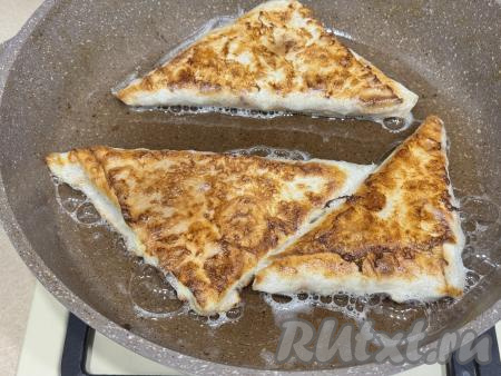 Ленивые хачапури с творогом и сыром жарить на сковороде с двух сторон до золотистого цвета лаваша.