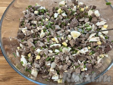 Перемешать содержимое миски и начинка из куриной печени для рулета из лаваша готова.&nbsp;