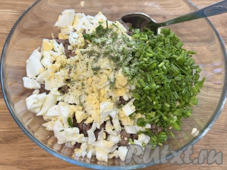 ​​​​​​​​​​​​​​В миску с куриной печенью добавить мелко нарезанные варёные яйца и зелёный лук, посолить, поперчить.