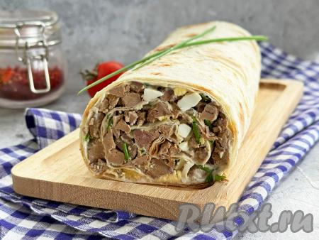 Вкусный, нежный, достаточно сытный рулет с начинкой из куриной печени подать к столу.