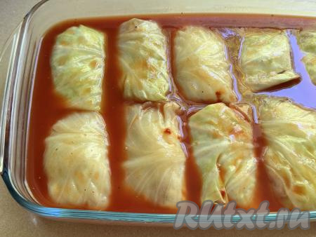 Влить получившийся томатный соус в форму с голубцами. Соус должен покрывать голубцы практически полностью, если необходимо, добавьте в форму ещё немного воды и подсолите по вкусу&nbsp;