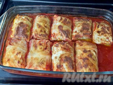 При желании форму можно накрыть фольгой, я накрывать не стала. Поставить форму с голубцами из молодой капусты в духовку, разогретую до 190 градусов, минут на 40.