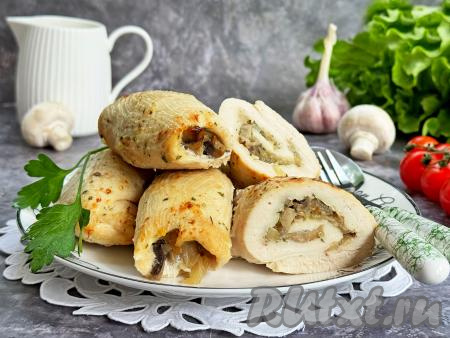 Аппетитные, вкусные, нежные куриные рулетики с грибами достать из духовки и в горячем виде подать к столу, дополнив свежими овощами или любимым гарниром.