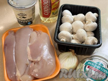 Подготовить продукты для приготовления куриных рулетиков с грибами в духовке. Я готовила это блюдо с шампиньонами, их нужно будет хорошо промыть водой, убирая с грибов загрязнения. Можно взять и предварительно отваренные в течение 30 минут с момента закипания лесные грибы. Куриное филе промыть водой, обсушить.