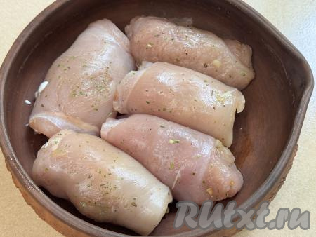 Аналогично сформировать 5 куриных рулетиков с начинкой из грибов, выложить их в жаропрочную форму.