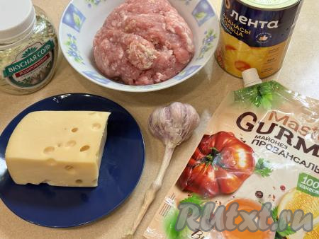 Подготовить продукты для приготовления мясных гнёзд с ананасом. Для формирования гнёзд можно взять фарш из любого мяса. Фарш можно приготовить в домашних условиях, пропустив через мясорубку кусочки мяса (я использовала свинину, но отлично подойдёт и, например, курятина, индейка или говядина), а можно использовать и покупной фарш. Посолить фарш, приправить специями (в качестве специй я решила добавить соль, смешанную со специями), тщательно перемешать.